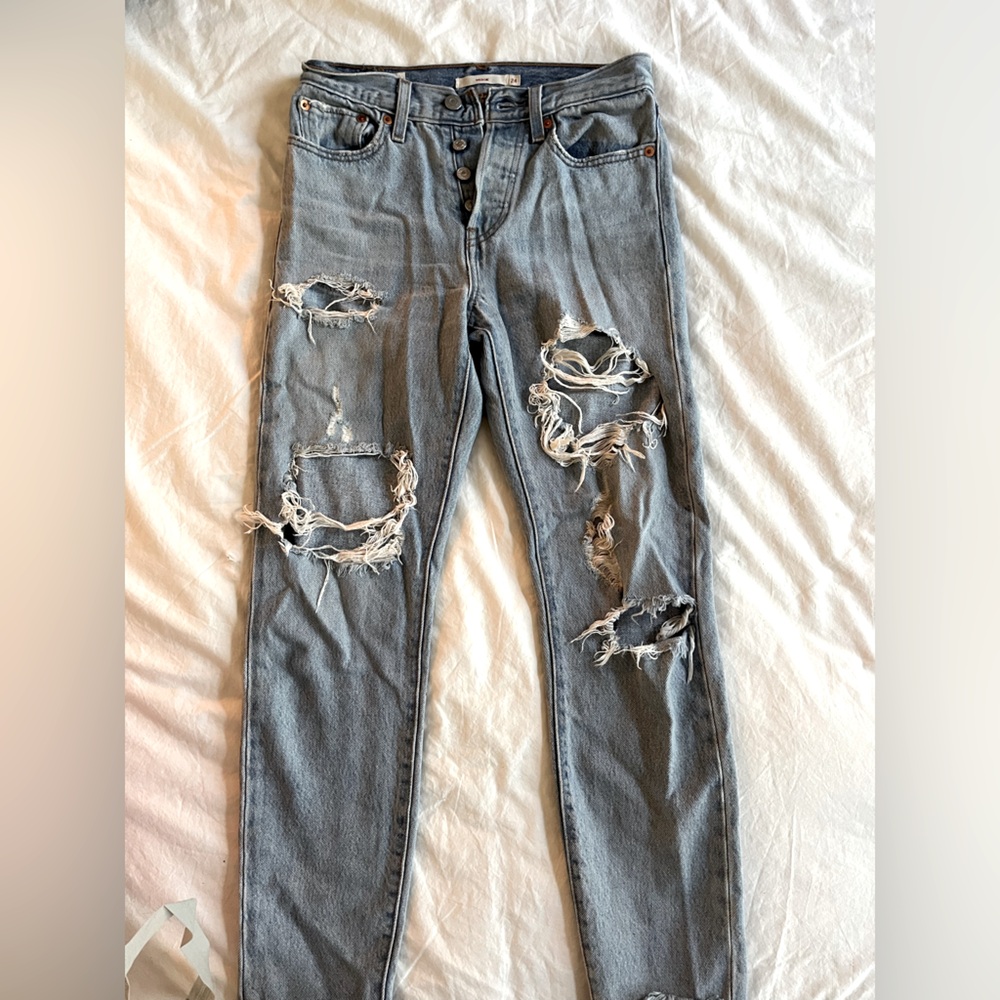 Levi’s Ripped Wedgie Jean. Straight cut
